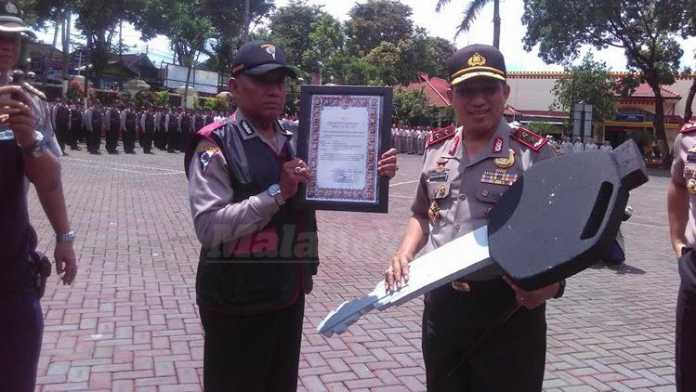 Pemberian reward Kapolda Jatim, Irjen Pol Drs Machfud Arifin kepada Bhabinkamtibmas Desa Banjarejo, Bripka Arifin (Tika)