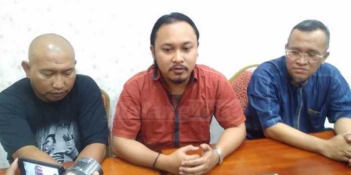 Pengurus Persema Malang memberikan komentar pada wartawan. (deny)