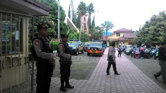 Personel kepolisian saat berjaga di Gereja Katolik Gembala Baik setelah mendapat ancaman teror bom ke gereja di Kota Batu.(Miski)