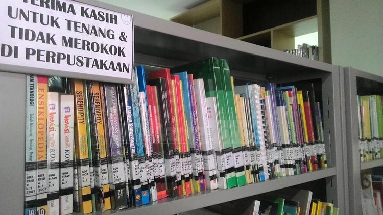 Salah satu rak buku di Perpustakaan Daerah Kota Batu yang berada di lantai 2 Balai Kota Among Tani.(miski)