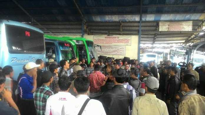 Ratusan karyawan Puspa Indah saat meminta uang konpensasi terhadap perusahaan.(miski)