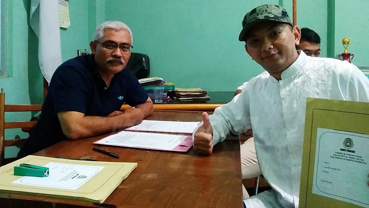 Salah satu Calon Exco Askot PSSI Kota Malang menyerahkan formulir pendaftaran. (Muhammad Choirul)