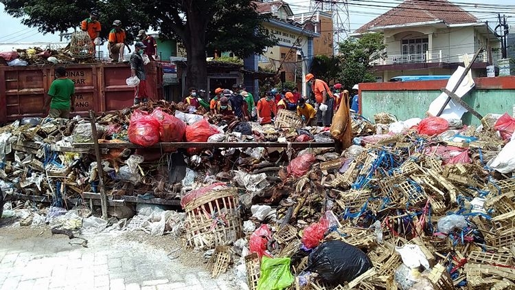 Penumpukan sampah sempat terjadi di Pasar Merjosari. (Muhammad Choirul)