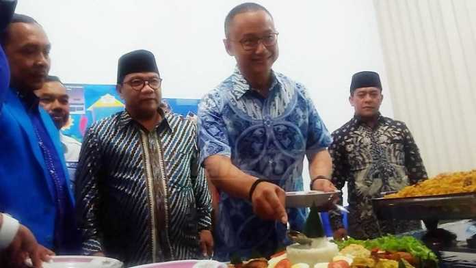 Sekjen DPP PAN, Edi Soeparno, memotong tumpeng sebagai tanda peresmian Kantor DPD PAN Kota Malang. (Muhammad Choirul)