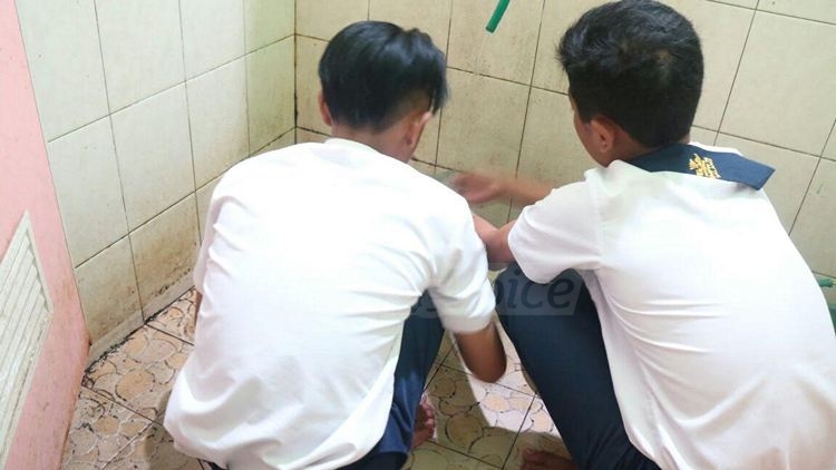 Siswa bolos sekolah dihukum membersihkan toilet Kantor Satpol PP. (Ist)
