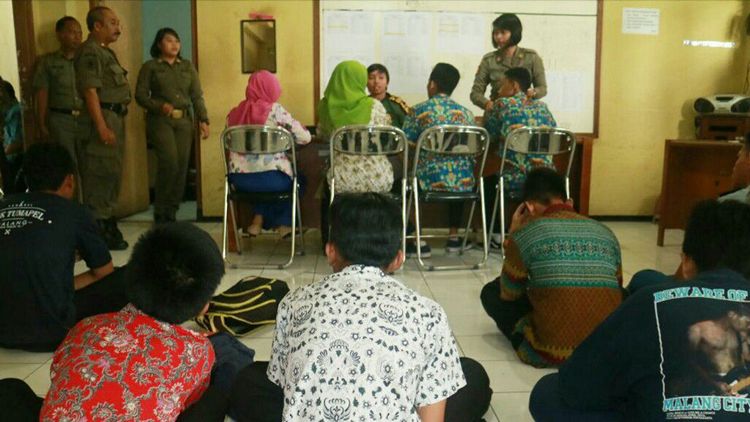 Siswa-siswi terjaring razia dikumpulkan di Kantor Satpol PP Kota Malang.