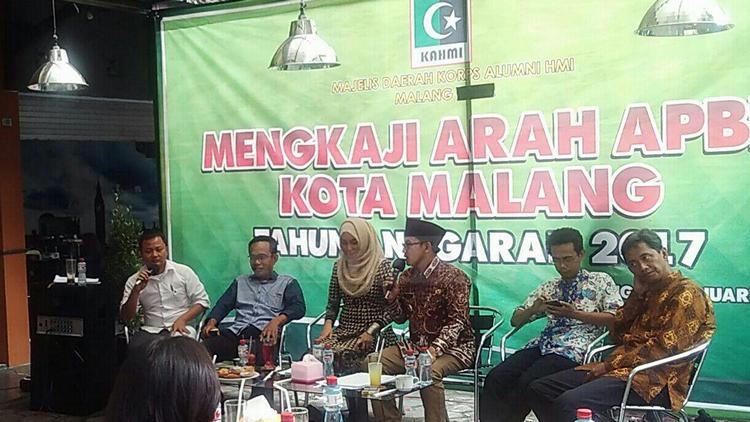 Wakil Wali Kota Malang, Sutiaji, memaparkan pandangannya terkait APBD 2017. (Muhammad Choirul)