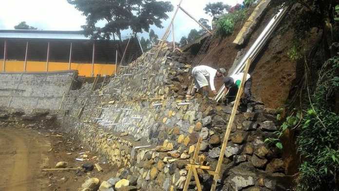 Para pekerja saat memperbaiki plengsengan di TPA Tlekung, Desa Tlekung, Kecamatan Junrejo, Kota Batu yang sempat ambles beberapa waktu lalu.