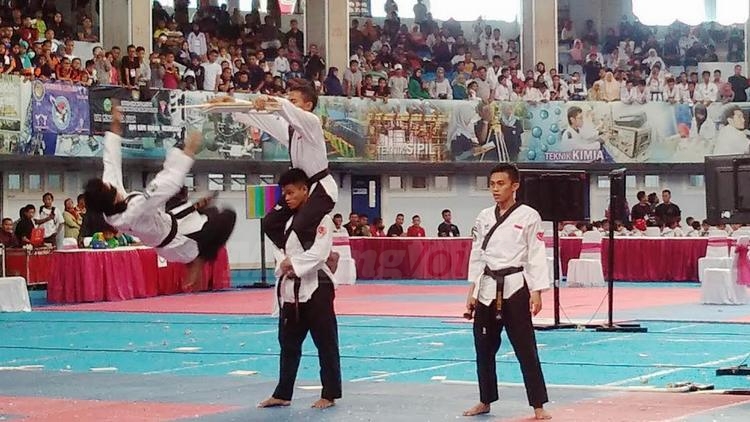 Para atlet taekwondo menunjukkan kemampuannya di sela pembukaan Malang Taekwondo Open 2017. (Muhammad Choirul)