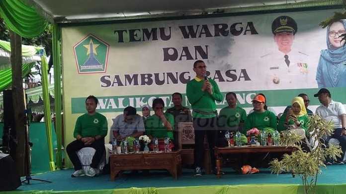 Wali Kota Malang, HM Anton, mengunjungi warga Kelurahan Dinoyo. (Muhammad Choirul)