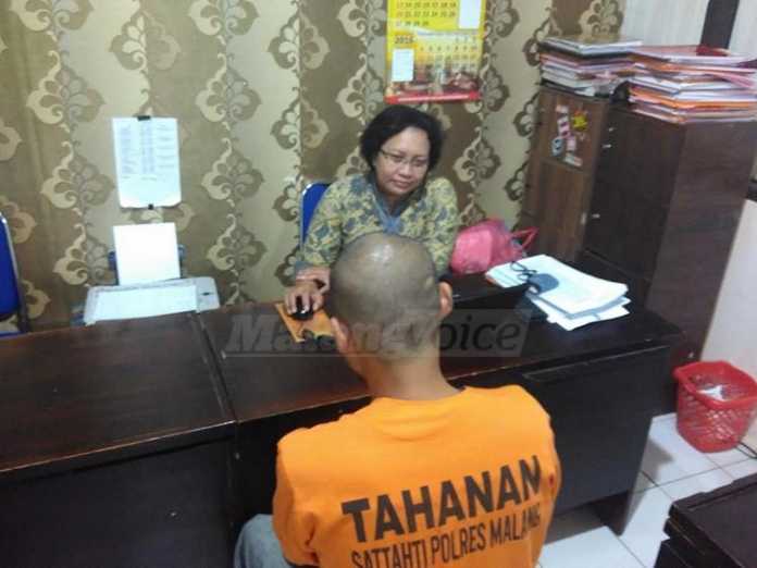 Tersangka persetubuhan saat dimintai keterangan di Polres Malang (Tika)