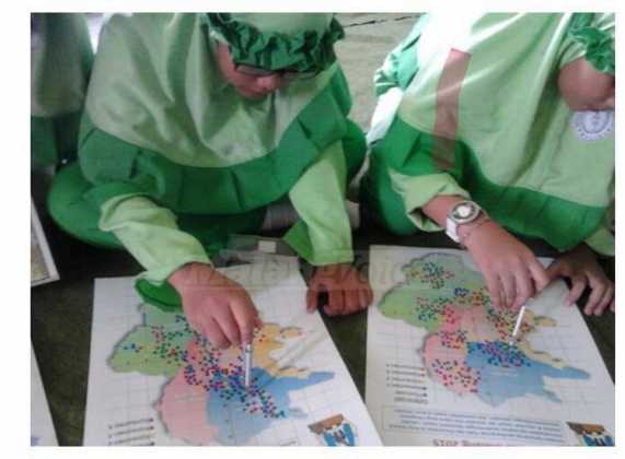 Siswa asyik melihat peta Kota Malang