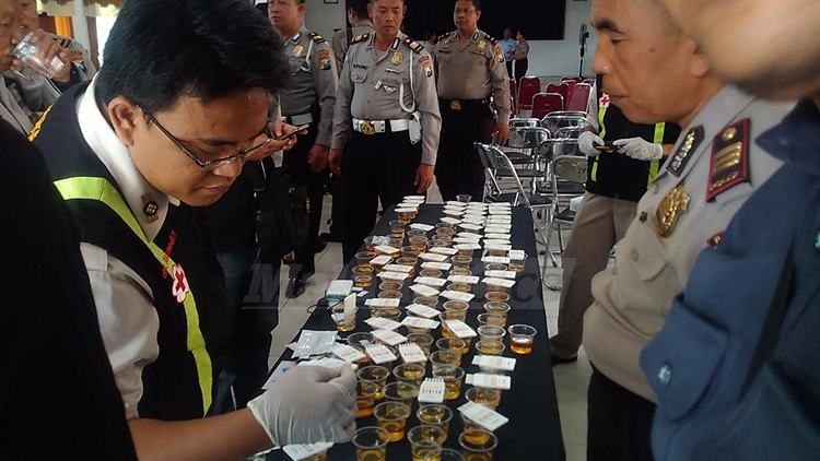 Urine anggota Polres Malang Kota yang dites. (deny)