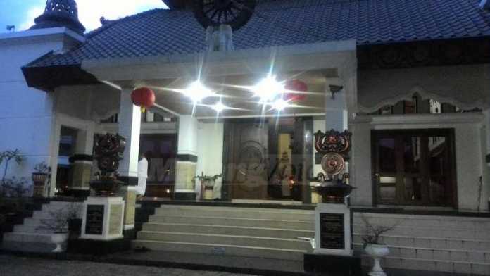 Vihara Dhammadipa Arama Kota Batu di malam hari. Vihara ini yang terletak di Jalan Ir Soekarno.(miski)