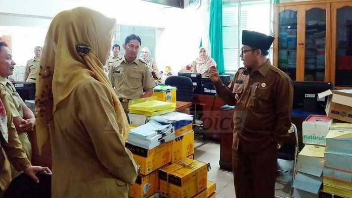Wakil Wali Kota Malang, Sutiaji, melakukan inspeksi mendadak (sidak) pegawa Balai Kota. (Muhammad Choirul)