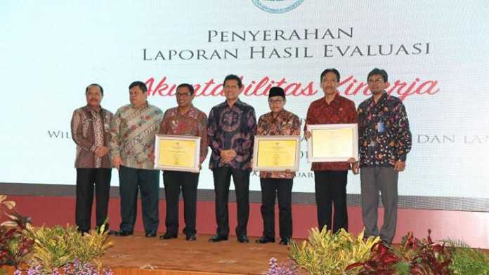Wakil Wali Kota Malang, Sutiaji, menerima Penghargaan Akuntabilitas Kinerja Tahun 2016. (Bagian Humas Pemkot Malang)