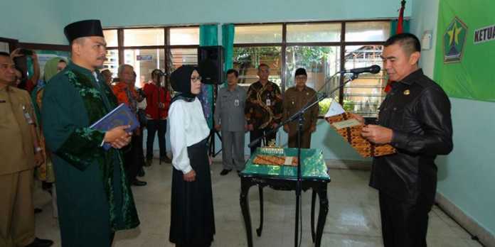 Wali Kota Malang, HM Anton, melantik Ketua Dewan Pengawas PD BPR Tugu Artha.