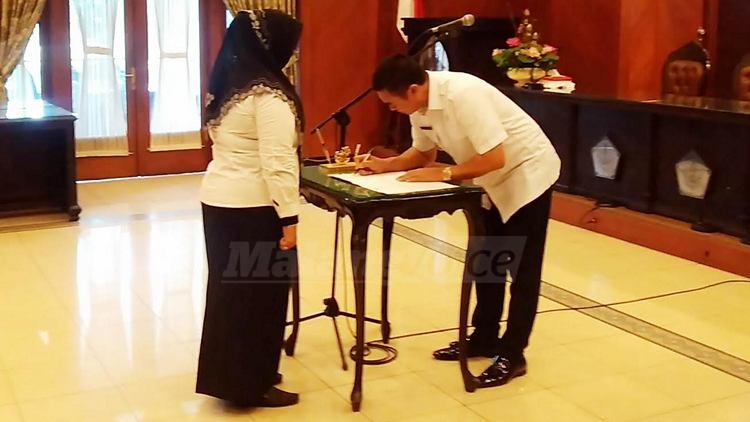 Wali Kota Malang, HM Anton, menandatangani pelantikan jabatan Eny Hari Sutiarny selaku Kepala Dispendukcapil. (Muhammad Choirul)