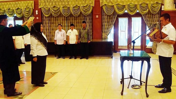 Wali Kota Malang, HM Anton, mengambil sumpah jabatan Eny Hari Sutiarny selaku Kepala Dispendukcapil. (Muhammad Choirul)