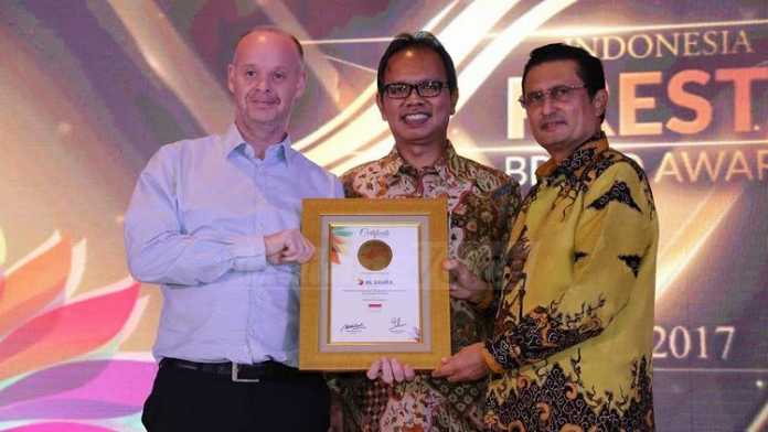 XL menerima penghargaan di Jakarta (anja)