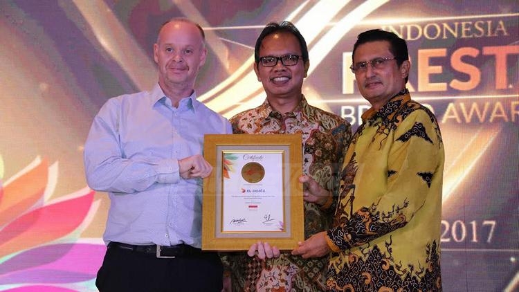 XL menerima penghargaan di Jakarta (anja)