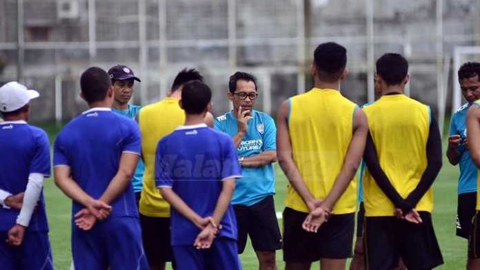 Aji Santoso memimpin latihan Arema FC. (deny)