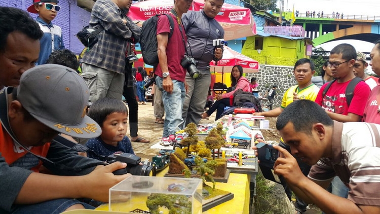 Anggota komunitas Hot Wheels Photography Malang Raya mengikuti kegiatan gathering di Kampung Warna Warni Jodipan. (Muhammad Choirul)