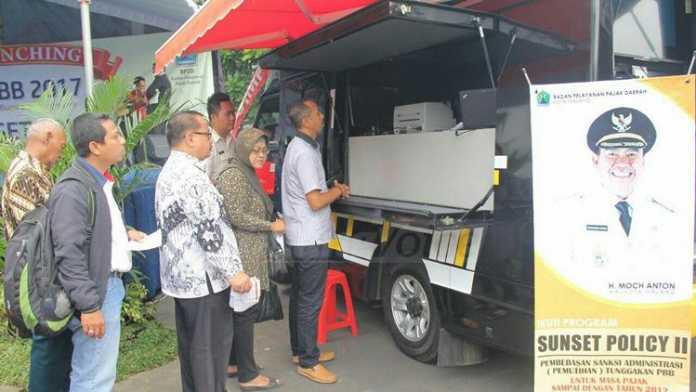 Masyarakat langsung mendatangi Mobil Pelayanan Tax Online begitu Sunset Policy II resmi dilaunching di Balai Kota Malang, Senin (16/1) lalu. (BP2D Kota Malang)