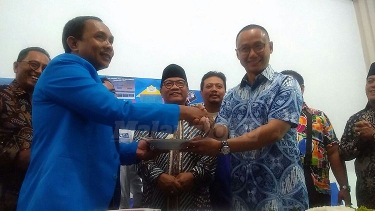 Sekjen DPP PAN, Edi Soeparno (kanan), saat meresmikan Kantor DPD PAN Kota Malang. (Muhammad Choirul)