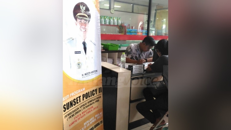 Untuk mengaplikasikan Sunset Policy, para WP cukup datang ke Kantor BP2D, mengajukan permohonan penghapusan sanksi administrasi ke petugas di loket layanan khusus. (BP2D Kota Malang)