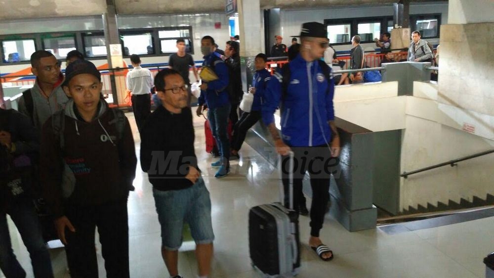 Aji Santoso dan pemain Arema FC di Stasiun Kota Baru Malang. (deny)