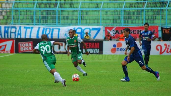 Arema FC saat melawan PS TNI. (deny)