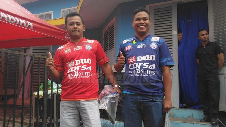 Aremania menggunakan jersey baru Arema FC. (deny)