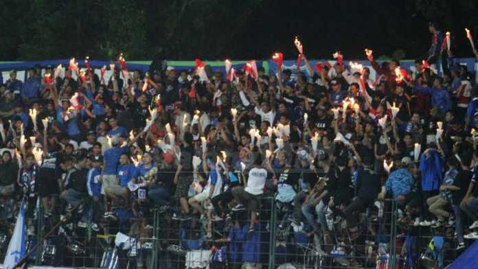 Aremania saat mendukung Singo Edan di Stadion Kanjuruhan. (deny)