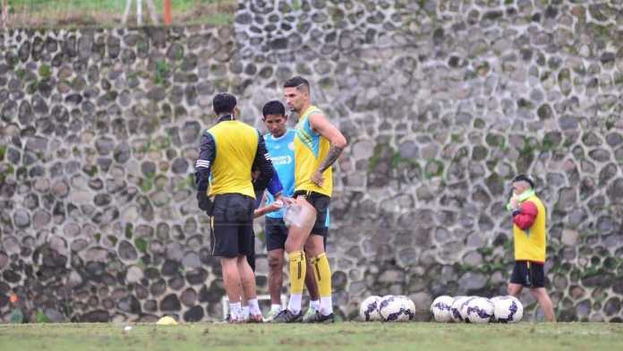 Bek Arema FC, Arthur Cunha. (deny)