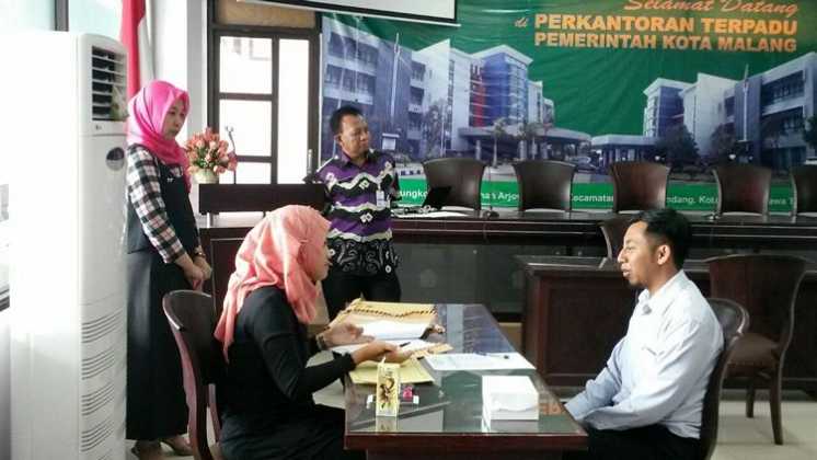Petugas BP2D mewawancarai para pendaftar dalam salah satu tahapan seleksi.(BP2D Kota Malang)