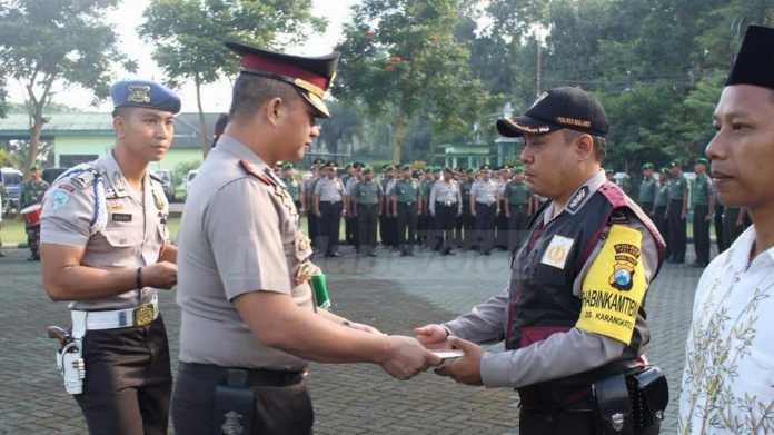 Bripka Sanda saat menerima penghargaan dari Polres Malang (Tika)