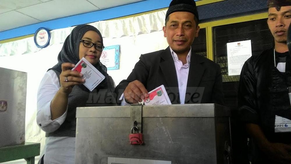 Calon Wali Kota Batu, Abdul Majid saat menggunakan hak pilih di TPS 04 Kelurahan Temas, Kota Batu.(miski)