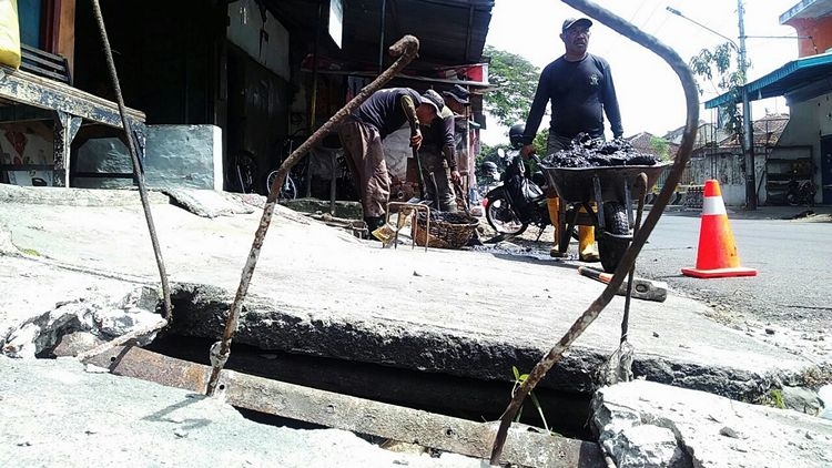 DPUPR Bersihkan Drainase di Jalan Batanghari