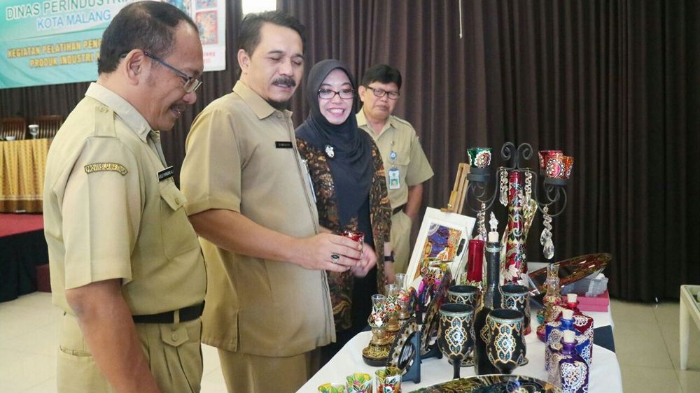 Dinas Perindustrian Kota Malang menggelar pelatihan pengembangan produk industri glass painting.
