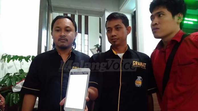 DPC Granat Kota Malang menunjukkan Perwal No 40 Tahun 2013 yang tersimpan dalam bentuk digital. (Muhammad Choirul)