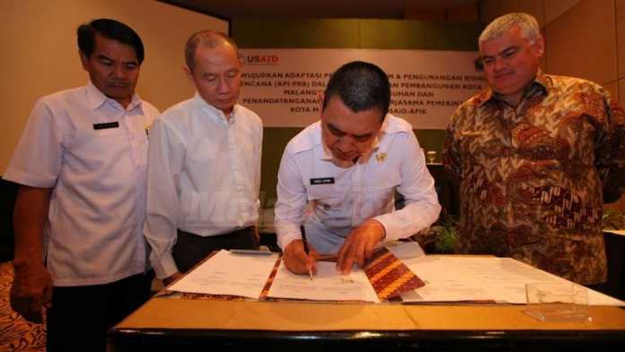 Wali Kota Malang, HM Anton, menandatangani kerjasama dengan USAID.