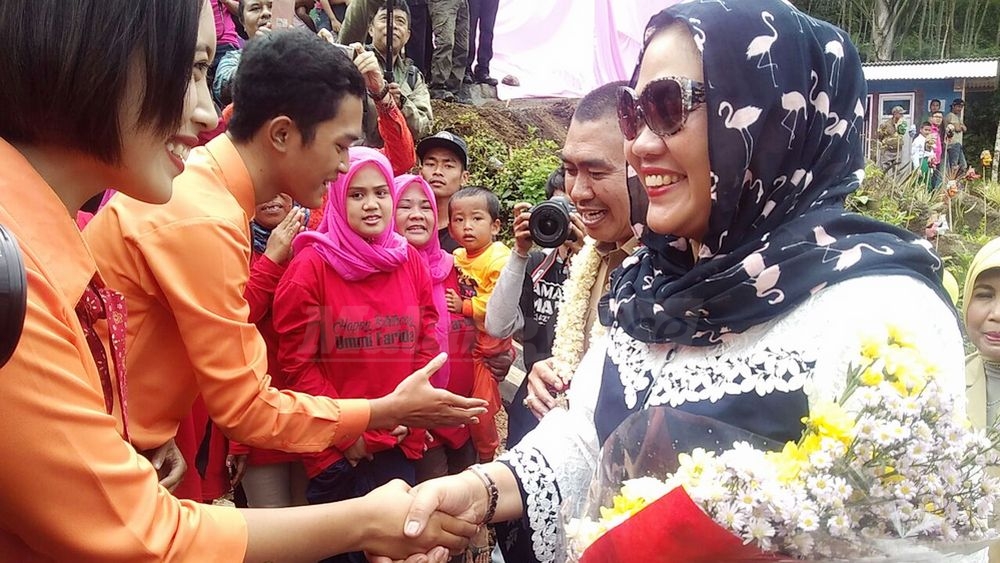 Hj Dewi Farida Suryani mendapat sambutan di Desaku Menanti. (Muhammad Choirul)