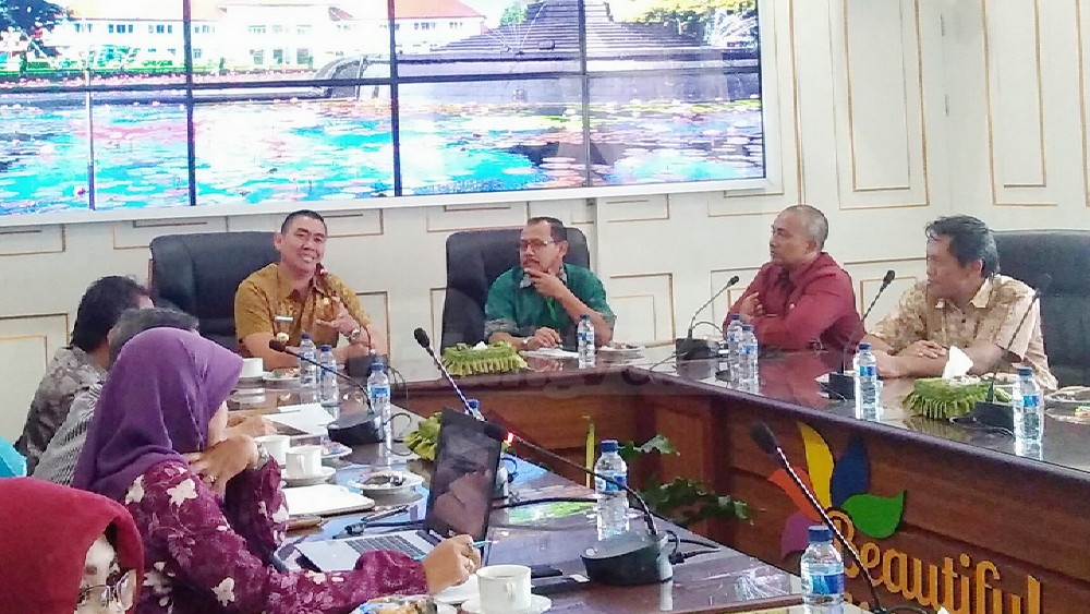 Wali Kota Malang, HM Anton, memimpin rapat koordinasi pemaparan revitalisasi taman Dieng. (Muhammad Choirul)