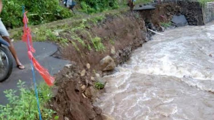 Jalan di Dusun Slatri yang terputus karena banjir bandang (ist)