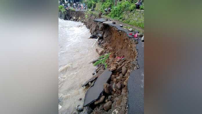 Jalan putus di Pait, Kasembon karena banjir bandang (foto: BPBD Kabupaten Malang)