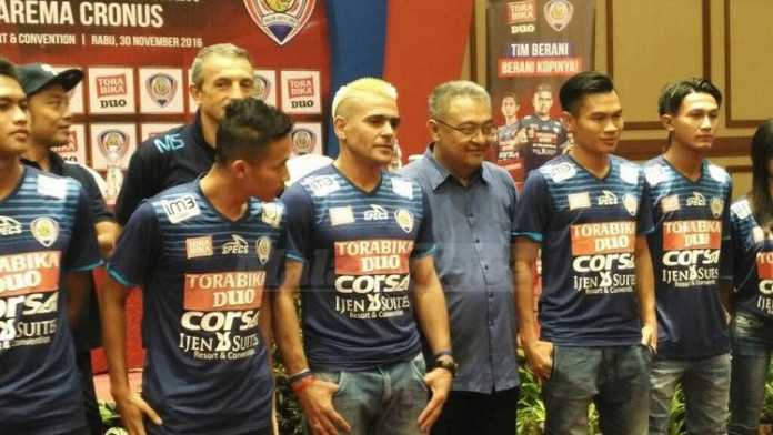 Punggawa Arema FC saat perkenalan sponsor baru. (deny)