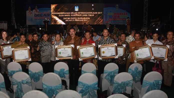Kadisnaker Kabupaten Malang, Yoyok Wardoyo berfoto bersama peraih penghargaan (foto: Humas Pemkab Malang)