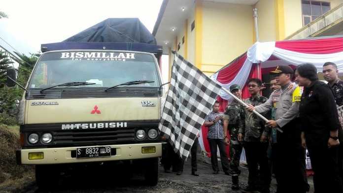Kapolres Batu, AKBP Leonardus Simarmata saat memberangkat kendaraan untuk pengiriman logistik.(miski)
