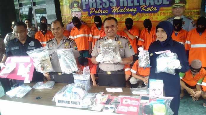 Kapolres Malang Kota, AKBP Decky Hendarsono bersama barang bukti narkoba. (deny)